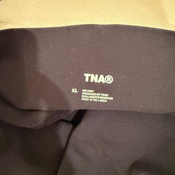 Aritzia TNA Golden Workout Outfit - Picture 6 of 6